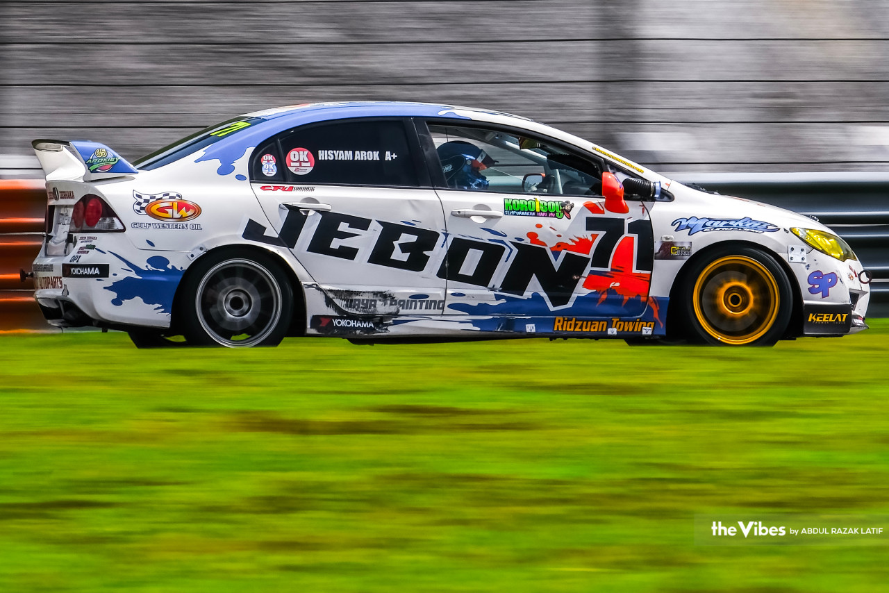 Jebon Derhaka Motorsport racer M. Hisyamuddin’s car is among those that colour the track during Race 2 of Round 2 of the championship. – ABDUL RAZAK LATIF/The Vibes pic, June 28, 2023