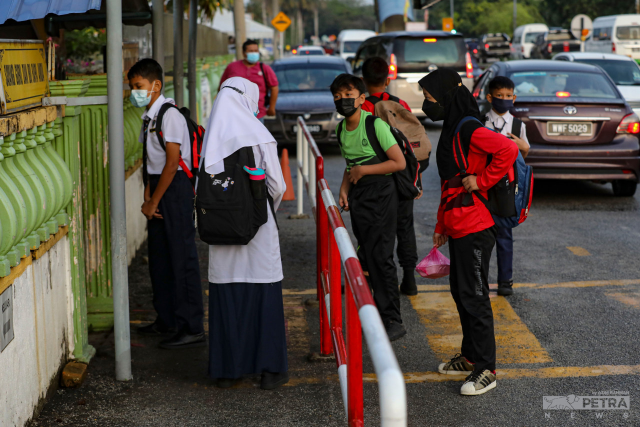 Schoolgoing children are excited to be in school again with their friends amid strict Covid-19 SOPs as the new term begins today. – AZIM RAHMAN/The Vibes pic, January 10, 2022