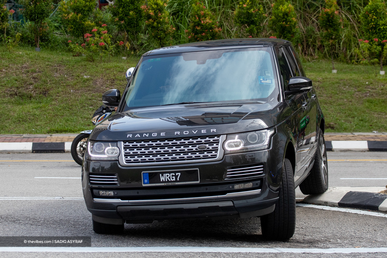 The heavily tinted black Range Rover SUV ferrying Warisan president Datuk Seri Mohd Shafie Apdal leaving the palace this afternoon. – SADIQ ASYRAF/The Vibes pic, June 10, 2021