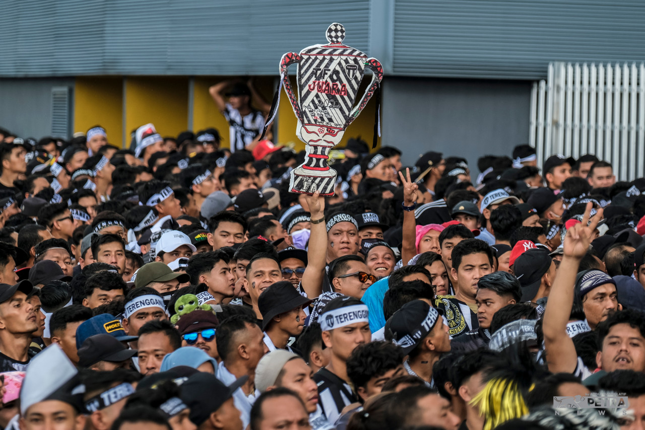 Terengganu FC fans raise a cardboard version of the FA cup with TFC written on it, signalling their confidence in the team to steal the final trophy. – ABDUL RAZAK LATIF/The Vibes pic, September 10, 2022