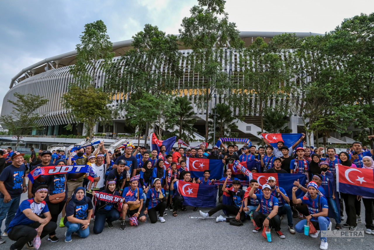 JDT Supporters Club deputy president Mohd Fadzli Sapie had said 100 buses were chartered to ferry some 4,000 supporters from all over Johor to Kuala Lumpur for the clash tonight. – ABDUL RAZAK LATIF/The Vibes pic, September 10, 2022