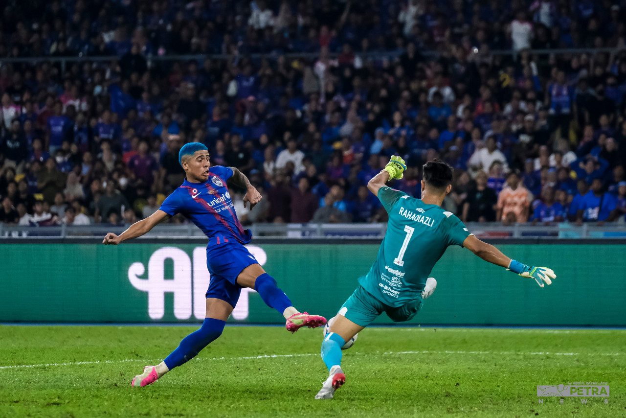 Bergson Da Silva seals the win for Johor Darul Ta’zim with a second goal during final moments of the final FA Cup match. – ABDUL RAZAK LATIF/The Vibes pic, September 10, 2022