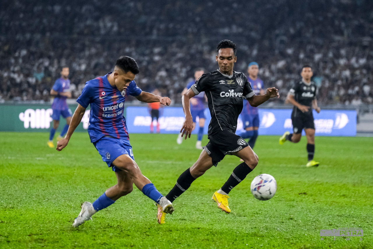 Johor Darul Ta’zim’s Arif Aiman Mohd Hanapi (left) nets the opening goal in the 34th minute during last night’s FA Cup final. – ABDUL RAZAK LATIF/The Vibes pic, September 11, 2022