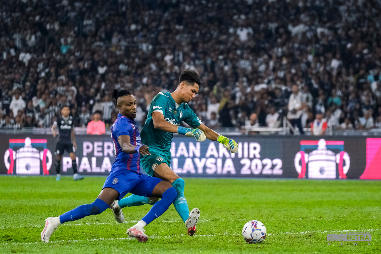 Nearly 85,00 football fans throng Bukit Jalil National Stadium for the FA Cup final last night. – ABDUL RAZAK LATIF/The Vibes pic, September 11, 2022