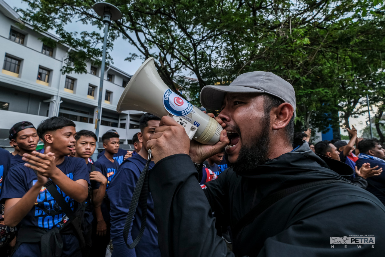 Fans gather in droves outside Bukit Jalil National Stadium hours before the match, some arriving as early as 10am. – ABDUL RAZAK LATIF/The Vibes pic, September 11, 2022