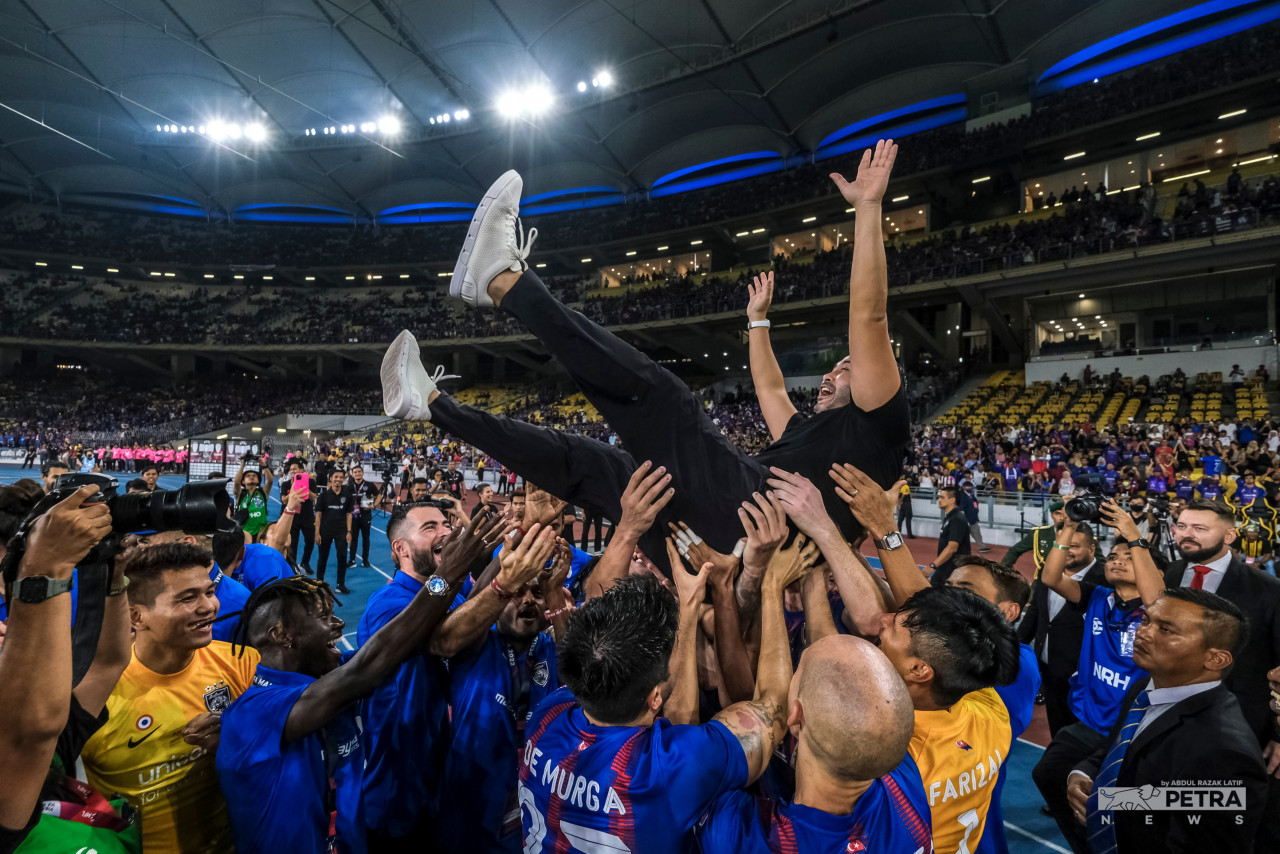 FA Cup winners Johor Darul Ta’zim celebrate their victory after a rip-roaring final. – ABDUL RAZAK LATIF/The Vibes pic, September 11, 2022