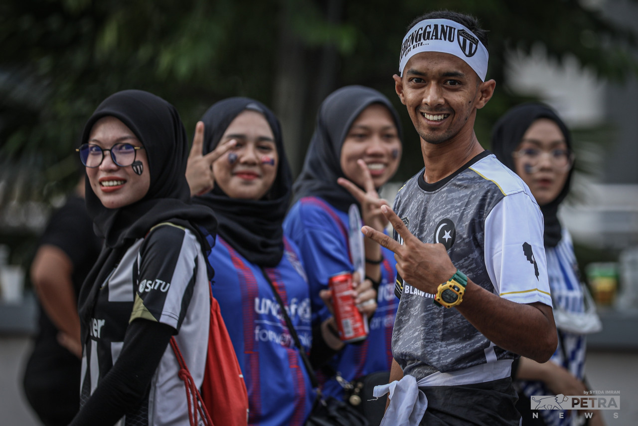 Fans don scarves and jerseys of their favourite teams and paint their faces with team colours as they arrive at Bukit Jalil national stadium for the final FA Cup match between Terengganu FC and Johor Darul Ta’zim. – SYEDA IMRAN/The Vibes pic, September 10, 2022