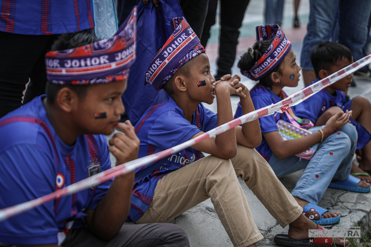 Young JDT fans surround the stadium with enthusiasm, sporting the colours of their favourite team to show support. – SYEDA IMRAN/The Vibes pic, September 10, 2022