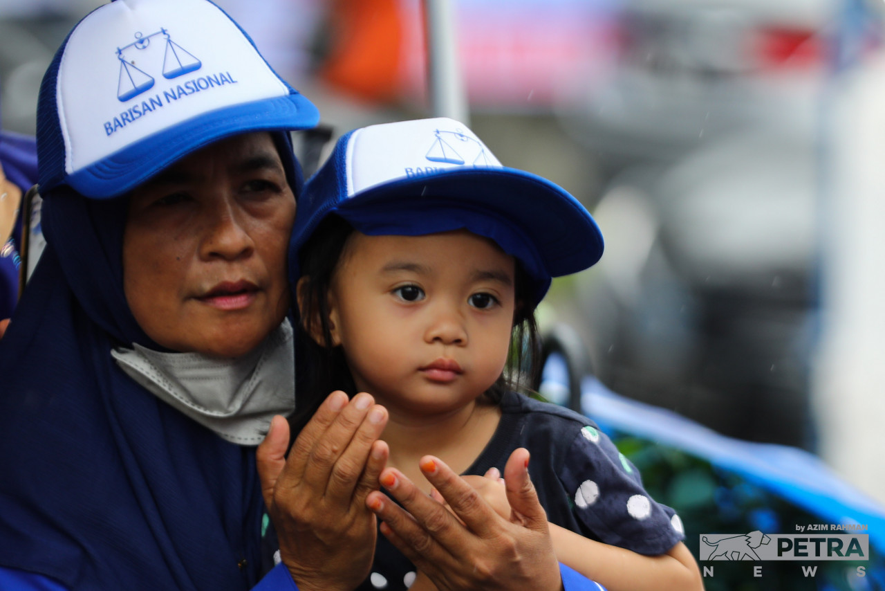 Barisan Nasional supporters of all ages are seen at the Bukit Terendak district voting centre today as coalition president Datuk Seri Ahmad Zahid Hamidi visits the centre. – AZIM RAHMAN/The Vibes pic, November 10, 2022