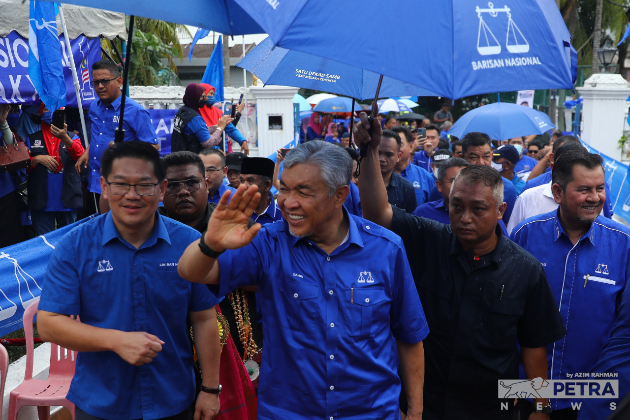 Datuk Seri Ahmad Zahid Hamidi (centre) visits the Bukit Terendak district voting centre here today and waves to supporters and party machinery. – AZIM RAHMAN/The Vibes pic, November 10, 2022