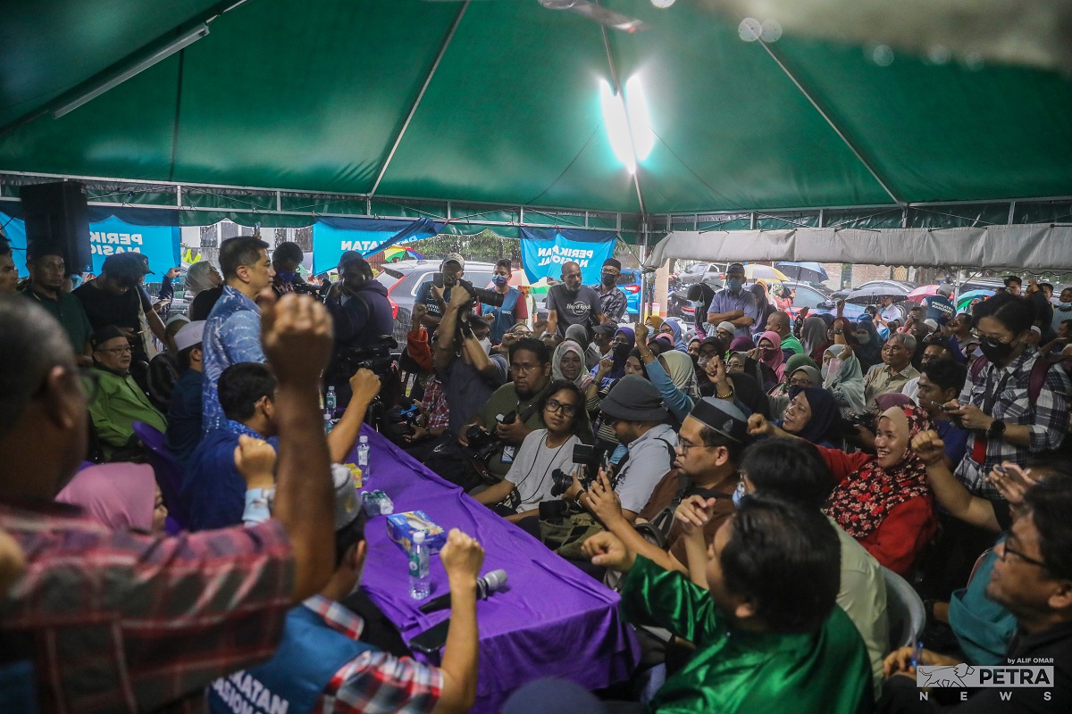Datuk Seri Mohamed Azmin Ali meets his supporters at a Perikatan Nasional machinery gathering today. – ALIF OMAR/The Vibes pic, November 10, 2022