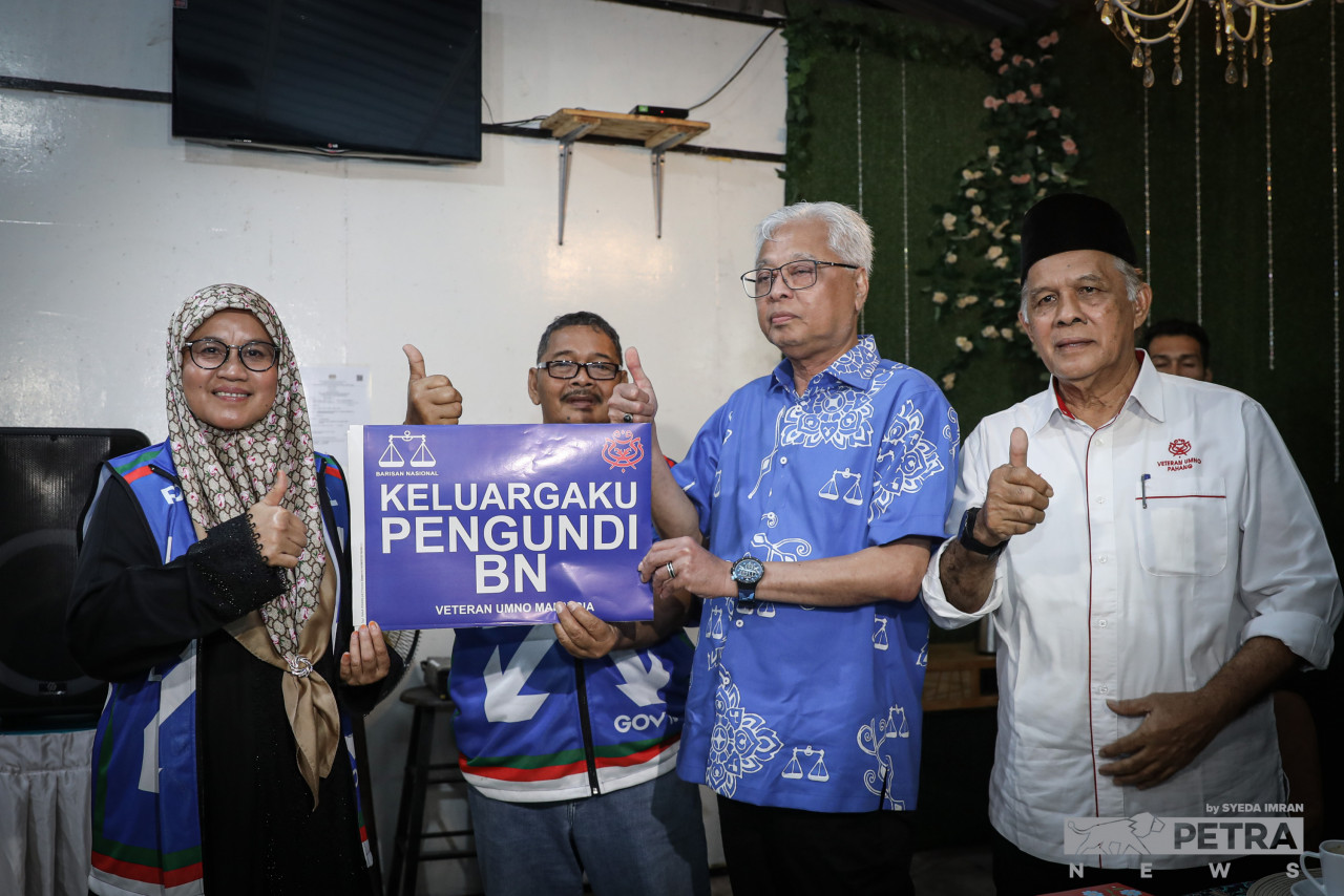 Datuk Seri Ismail Sabri Yaakob takes a photo with Barisan Nasional voters at Restoran D'Tebing Bedara yesterday while campaigning in Bera for his 15the general election battle, saying that he will prioritise Pahang if she is reelected as prime minister. – SYEDA IMRAN/The Vibes pic, November 11, 2022 