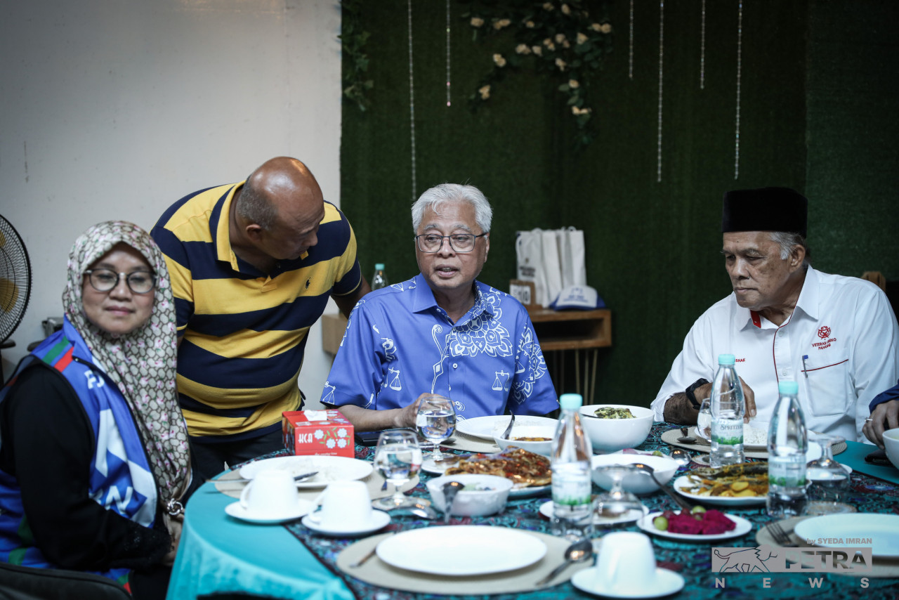 Bera native and incumbent MP Datuk Seri Ismail Sabri Yaakob has dinner at Restoran D’Tebing Bedara yesterday during a campaign programme. He will face Pakatan Harapan’s Abas Awang and Perikatan Nasional’s Datuk Asmawi Harun for the national polls. – SYEDA IMRAN/The Vibes pic, November 11, 2022 