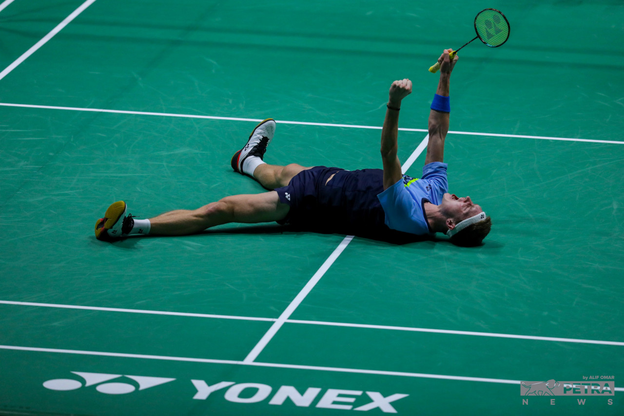 Denmark’s Viktor Axelsen secures his first Malaysian Open title after taking down Japan’s Kento Momota in a swift 21-4, 21-7 match at the Axiata Arena. – ALIF OMAR/The Vibes pic, January 8, 2023