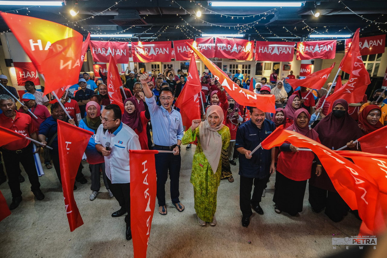 PKR vice-president Nurul Izzah Anwar with the Pakatan Harapan election machinery in the Permatang Pauh constituency, which she is defending. – ABDUL RAZAK LATIF/The Vibes pic, November 13, 2022