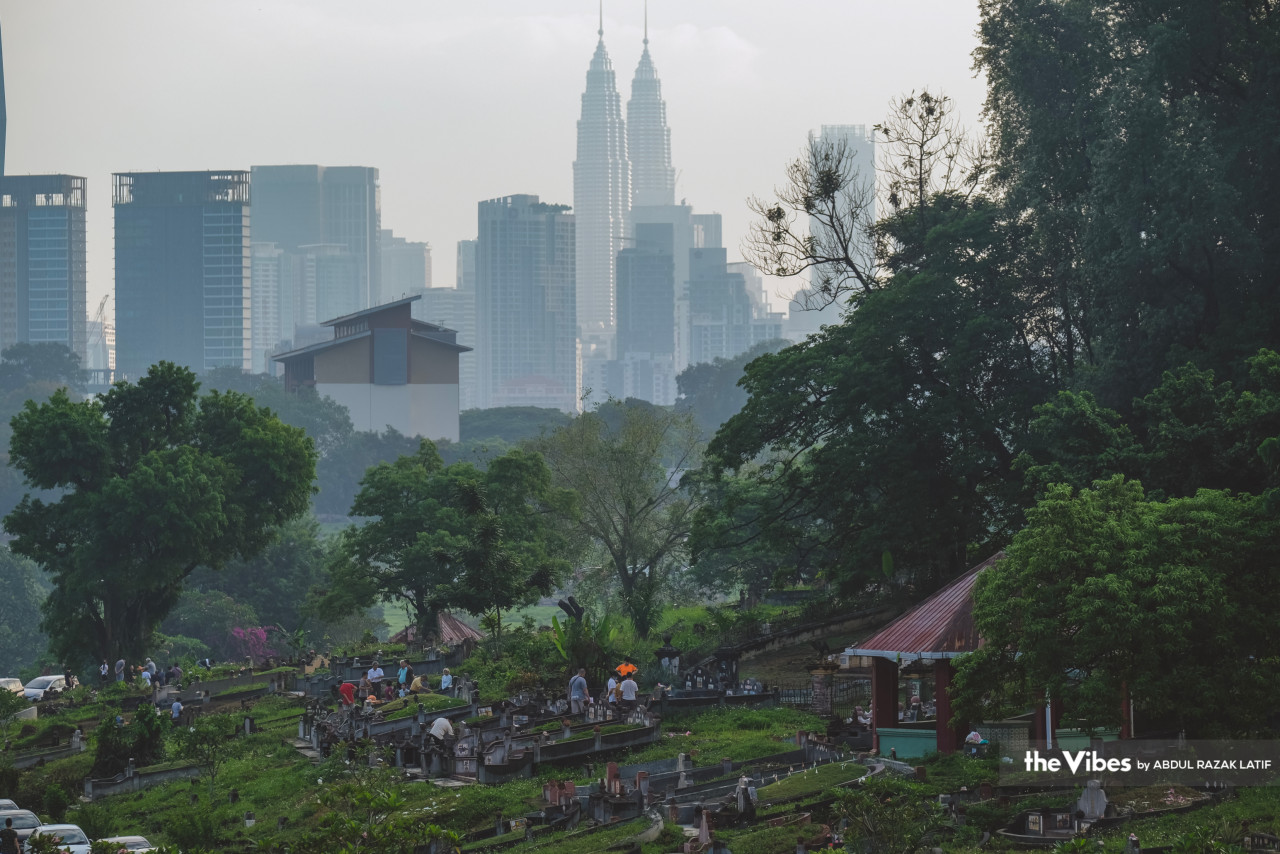 More than just a day of remembrance, Qingming is an opportunity to strengthen family bonds and reinforce filial piety. – ABDUL RAZAK LATIF/The Vibes pic, April 8, 2023