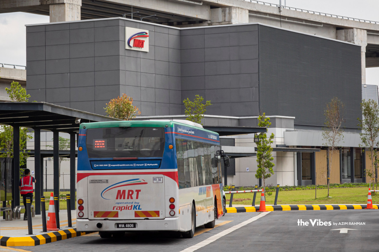A feeder bus is present to ferry passengers to and from stations along the Putrajaya MRT line. – AZIM RAHMAN/The Vibes pic, March 15, 2023