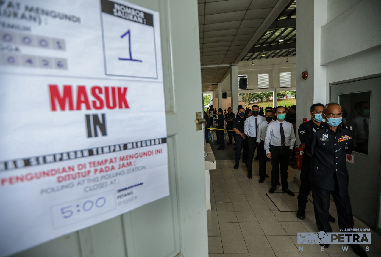 Looking well-dressed and prim, Malaysian Police officers queue up patiently awaiting their turn at Channel 1 of the polling centre at Selangor Contingent Police Headquarters in Shah Alam today. Polling centres are opened at state and district police headquarters and army camps, and will close in stages, from noon until 5pm. – SAIRIEN NAFIS/The Vibes pic, November 15, 2022