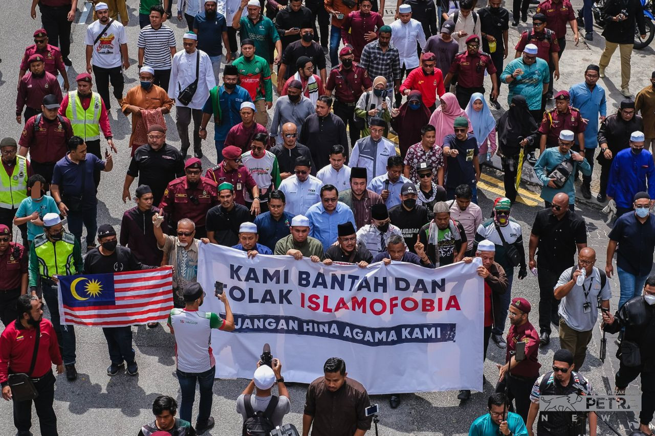 Partly organised by Perikatan Nasional, some 300 people march for nearly 1km to the Swedish embassy after Friday prayers. – ABDUL RAZAK LATIF/The Vibes pic, January 29, 2023