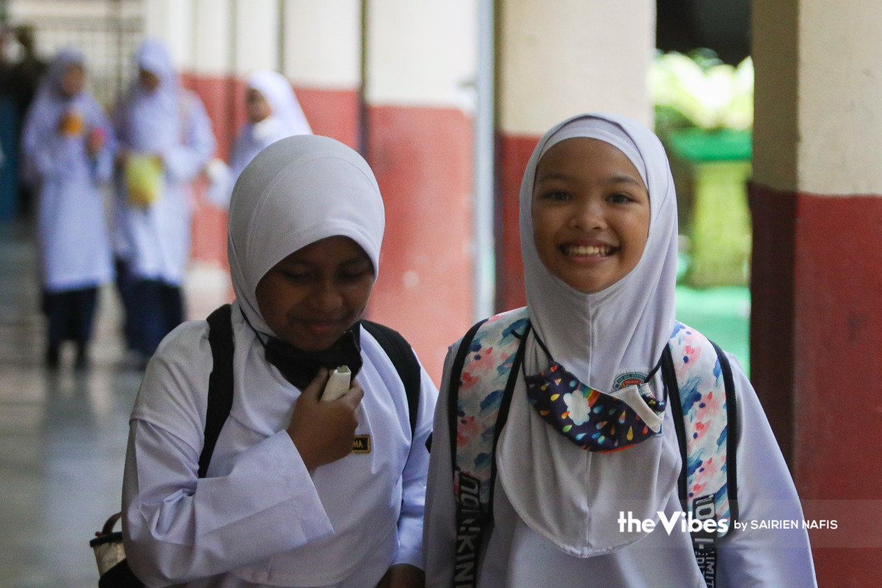 The first day of the new school year is an exciting day for many, as can be seen from the wide smiles on students’ faces. – SAIRIEN NAFIS/The Vibes pic, March 20, 2023