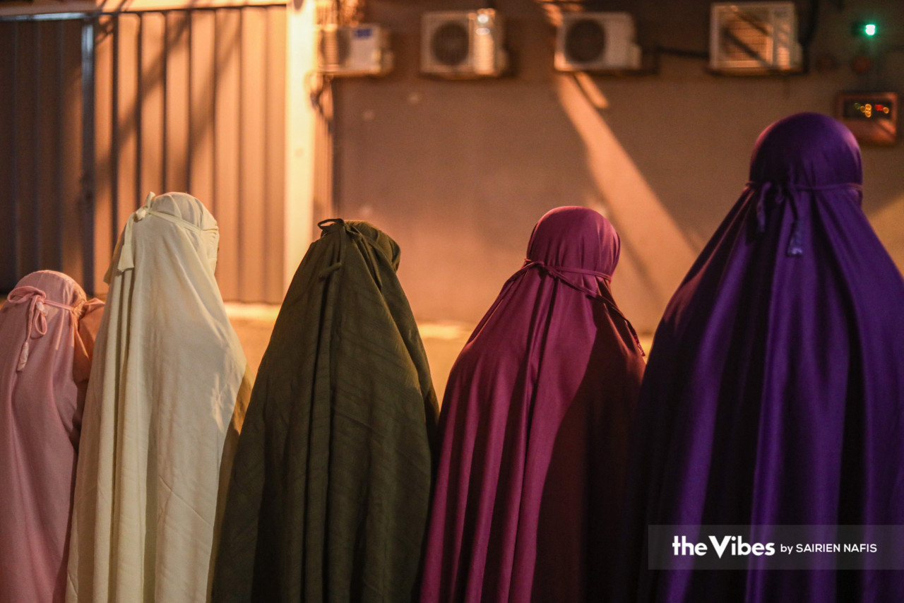 Unhoused women performing tarawih prayers on the first night of the holy month of Ramadan on the backstreets of Kuala Lumpur. The prayers were organised by Pertubuhan Jejak Jalanan. – SAIRIEN NAFIS/The Vibes pic, March 23, 2023