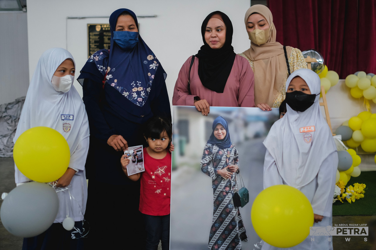 The family of SJK(C) Mun Choong canteen worker Nurul Azwani Kamarulzaman, who perished in the landslide. – ABDUL RAZAK LATIF/The Vibes pic, December 31, 2022