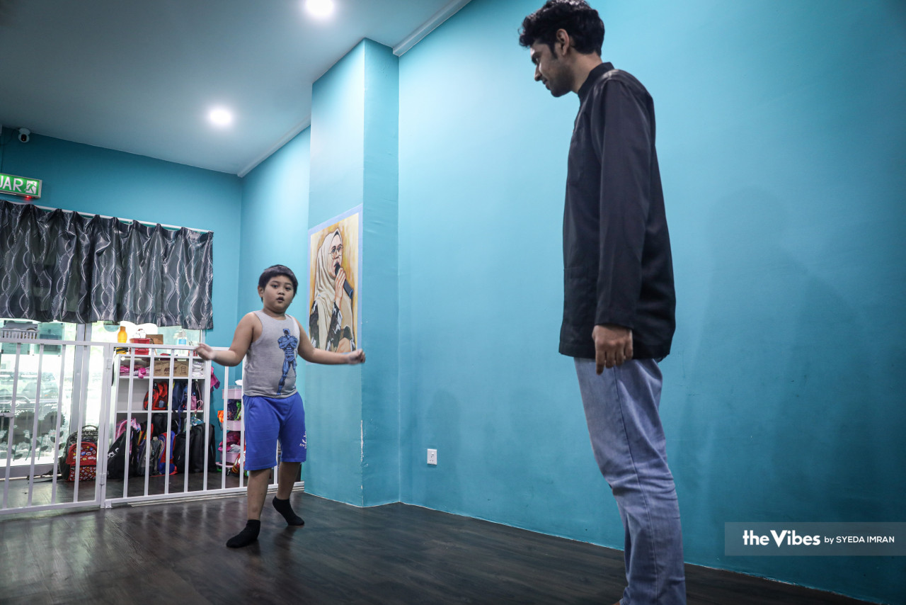 Therapist Muhammad Firhan (right) teaches Zhill Aqeel to take proper steps by placing each foot fully on the floor. – SYEDA IMRAN/The Vibes, April 2, 2023