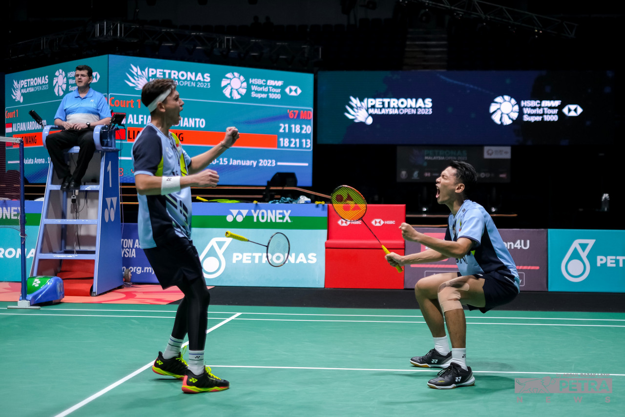 Indonesia’s men’s doubles Fajar Alfian-Muhammad Rian Ardianto celebrates their first Super 1000 victory after beating China’s Liang Wei Keng-Wang Chang at the 2023 Malaysia Open final. – ABDUL RAZAK LATIF/The Vibes pic, January 18, 2023.