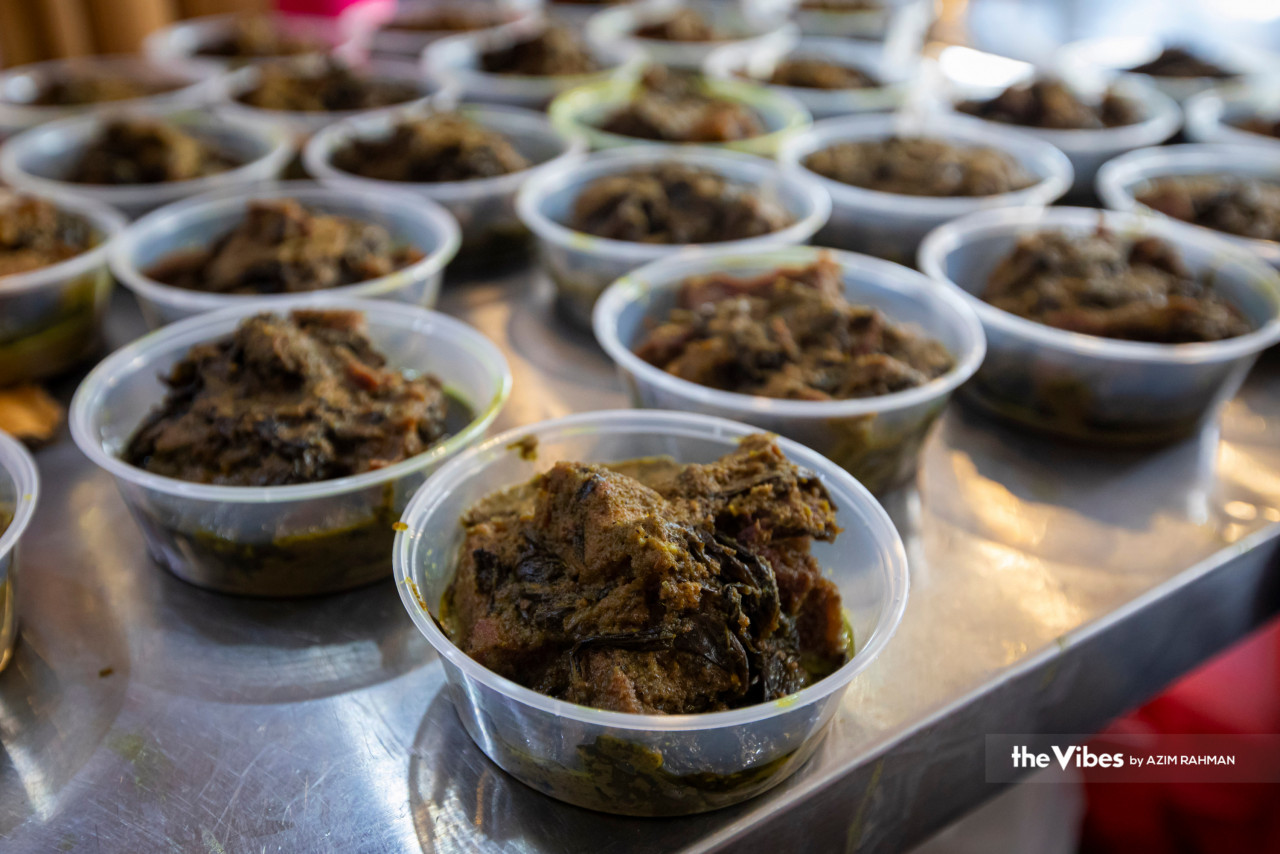 Apart from lemang daun lerek, the stall also sells ‘rendang daging pucuk ubi’ or beef rendang with tapioca leaves to pair with their special delicacy. – AZIM RAHMAN/The Vibes pic, April 17, 2023
