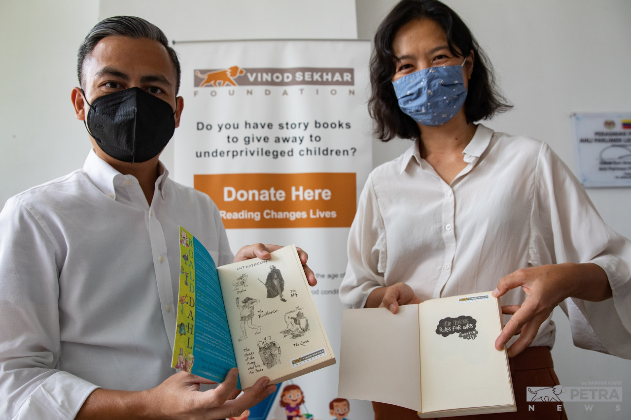 Datin Dr Winy Sekhar (right) with Lembah Pantai MP Fahmi Fadzil. Fahmi says that when the micro-library initiative is realised in the coming weeks, it will benefit families affected by the floods as well as others who are in need. – SAIRIEN NAFIS/The Vibes pic, January 13, 2022