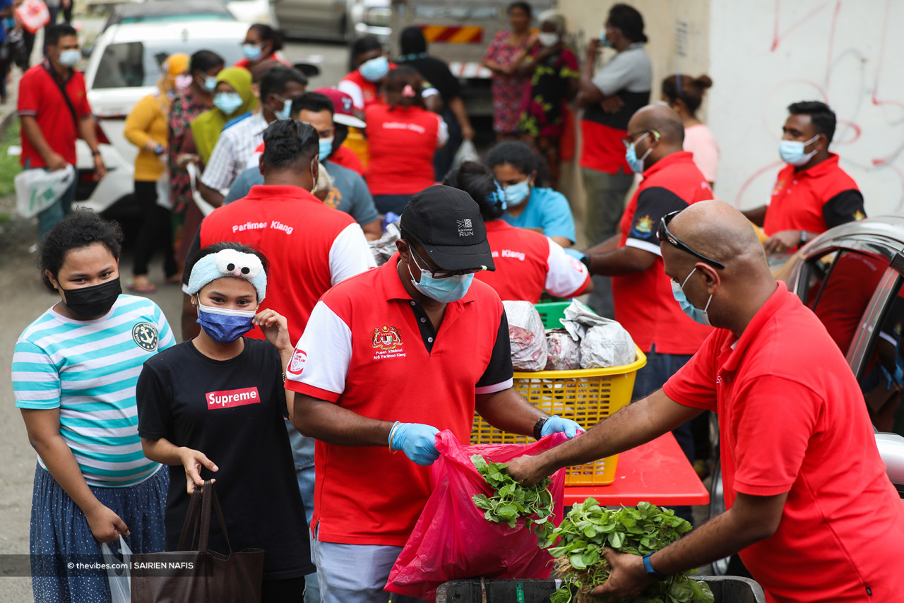 Recipients lining up at a food drive by Klang MP Charles Santiago. The federal lawmaker says he appreciates the allocation for food aid under Pemulih, but stresses it is not enough for his constituents. – The Vibes file pic, July 2, 2021