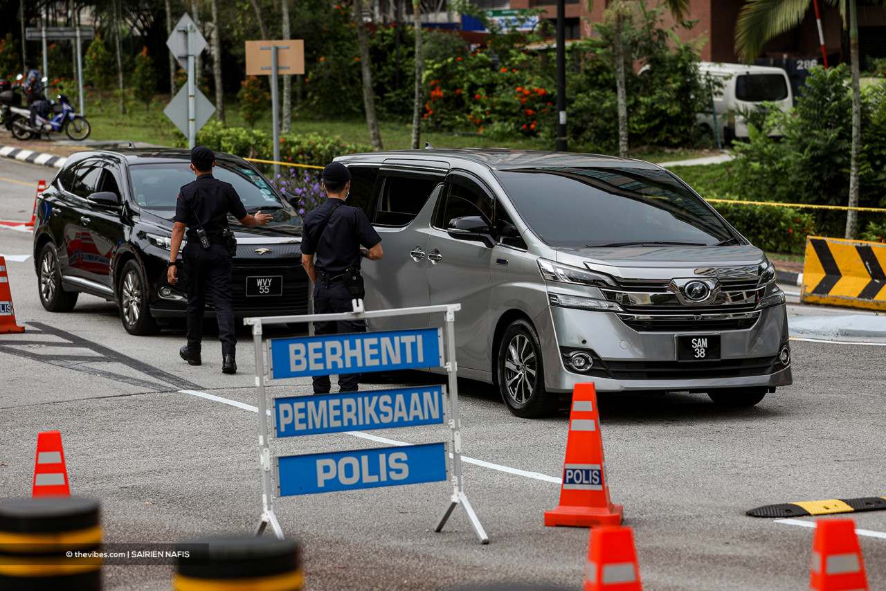 The Bagan Datuk MP arriving at Istana Negara at 9.55am for his audience with Yang di-Pertuan Agong. – SAIRIEN NAFIS/The Vibes pic, June 11, 2021