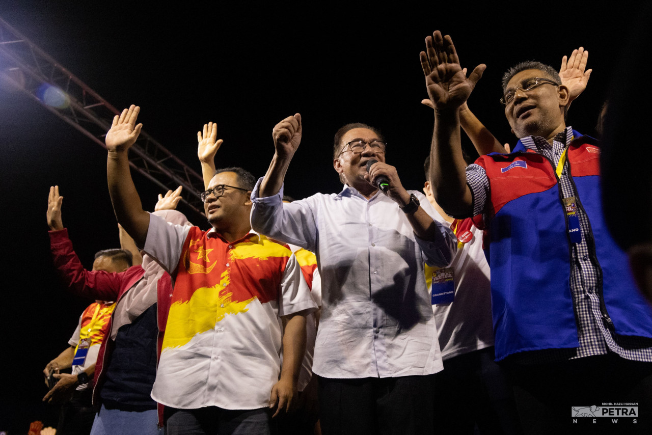 Datuk Seri Anwar Ibrahim (centre) and Datuk Seri Amirudin Shari will be hoping Selangor remains in Pakatan Harapan-Barisan Nasional’s hands. – MOHD HAZLI HASSAN/The Vibes pic, August 11, 2023
