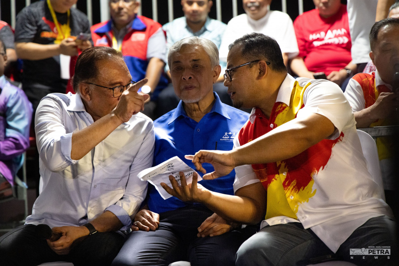 Datuk Seri Anwar Ibrahim (left) and Datuk Seri Amirudin Shari flank Datuk Seri Ahmad Zahid Hamidi at the Pakatan Harapan-Barisan Nasional Grand Finale ceramah last night. – MOHD HAZLI HASSAN/The Vibes pic, August 11, 2023