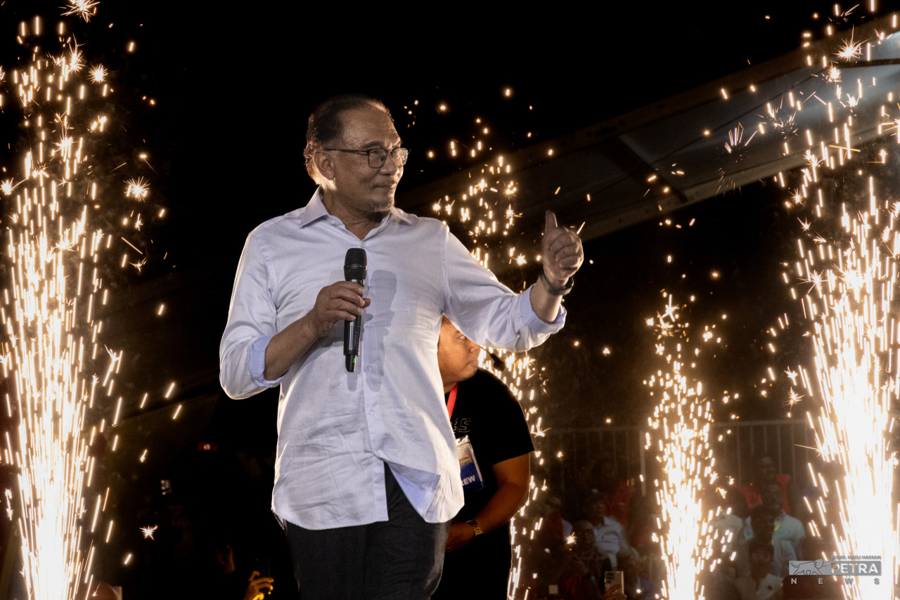 Datuk Seri Anwar Ibrahim’s trademark wit was again on display during his ceramah last night. – MOHD HAZLI HASSAN/The Vibes pic, August 11, 2023