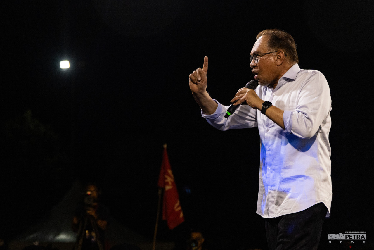 In his ceramah last night, Datuk Seri Anwar Ibrahim skilfully deflected the attacks on him and his party by political opponents. – MOHD HAZLI HASSAN/The Vibes pic, August 11, 2023