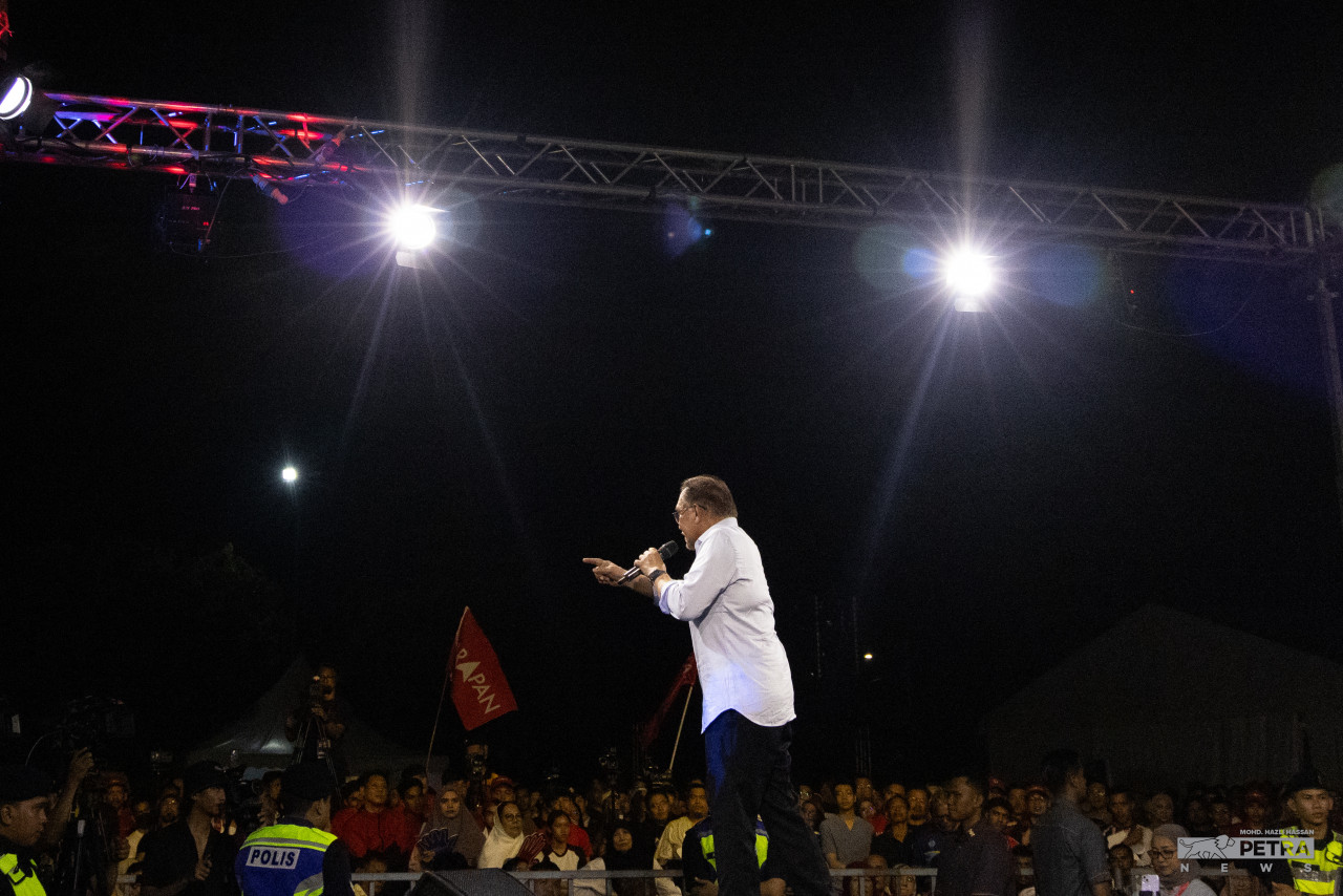 Datuk Seri Anwar Ibrahim enthrals the 10,000-strong crowd at Keramat’s Padang MPAJ. – MOHD HAZLI HASSAN/The Vibes pic, August 11, 2023