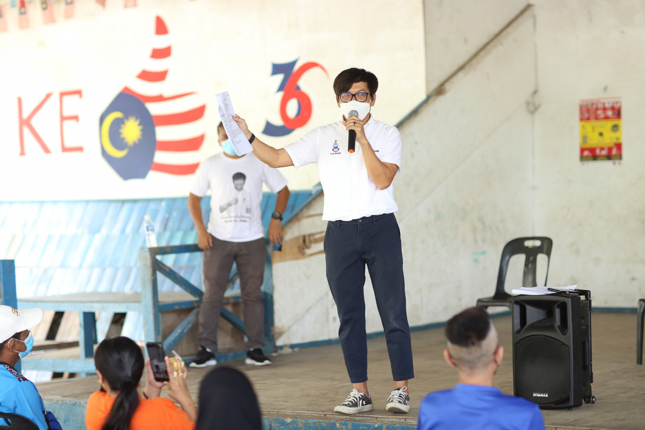 Sekong assemblyman Alias Sani has assured Kg Container residents that he will push state authorities to relocate them to empty PPR units in Sandakan. – Ahmad Jimmy pic, September 12, 2021