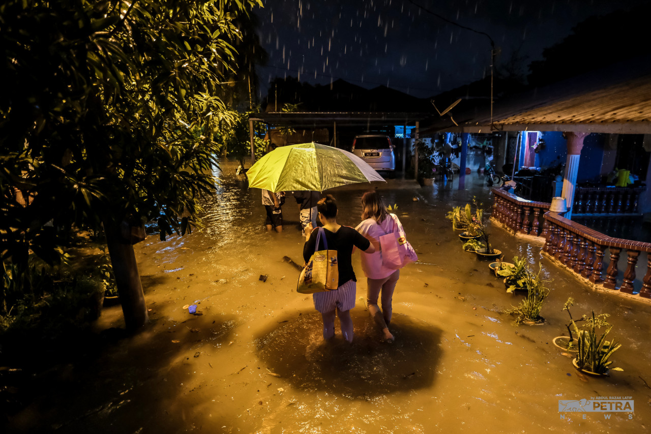 DAP’s Bukit Mertajam candidate Steven Sim Chee Keong says he will soon hold a media briefing to provide updates on flooding in his district. – ABDUL RAZAK LATIF/The Vibes pic, November 12, 2022