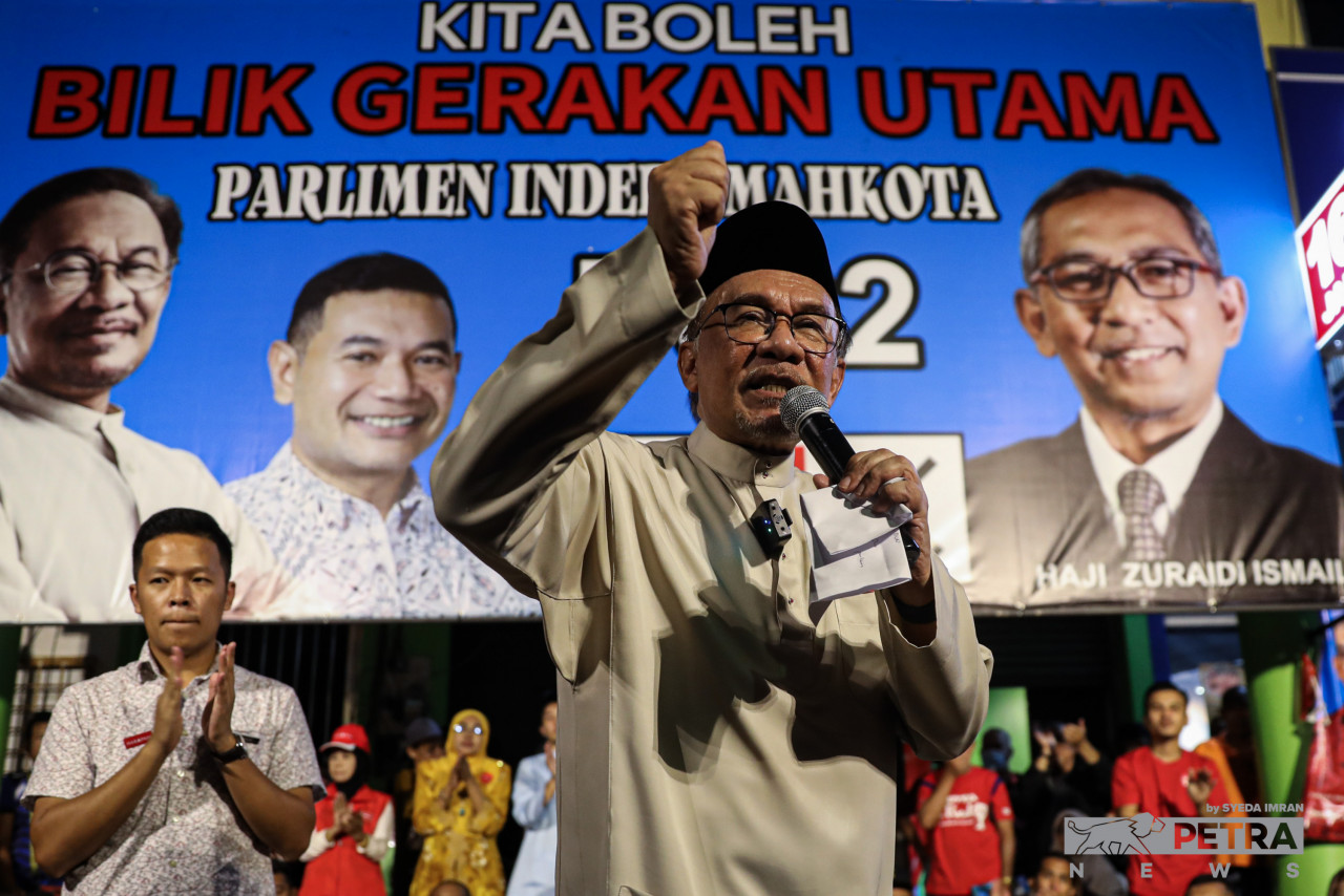 Datuk Seri Anwar Ibrahim, who is eyeing the Tambun federal seat in Perak, speaking to over 200 supporters gathered at the rally in Indera Mahkota, Pahang last night. – SYEDA IMRAN/The Vibes pic, November 12, 2022