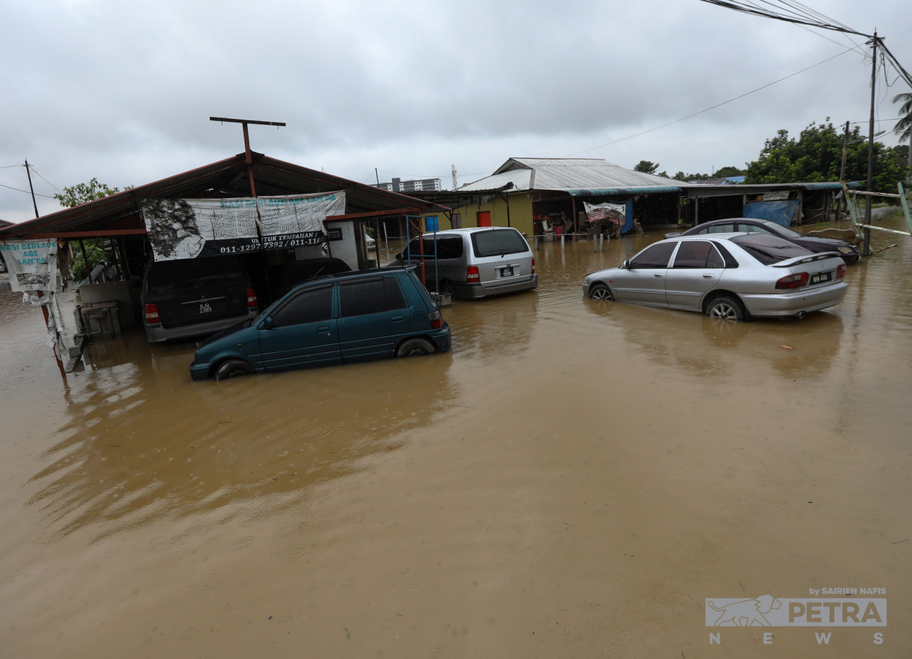 A car repair workshop is flooded after non-stop heavy rain in Jalan Paip, Meru, Klang. The public can access https://publicinfobanjir.water.gov.my, Facebook @PublicInfoBanjir, and Twitter @JPS_InfoBanjir for more flood updates. – SAIRIEN NAFIS/The Vibes pic, November 11, 2022