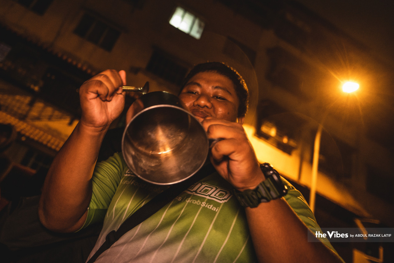 Someone will be assigned to call out ‘bangun sahur’, while some have the task of playing the rebana and kompang, and others join in to liven up the atmosphere and celebrate this year’s gathering. – ABDUL RAZAK LATIF/The Vibes pic, April 7, 2023