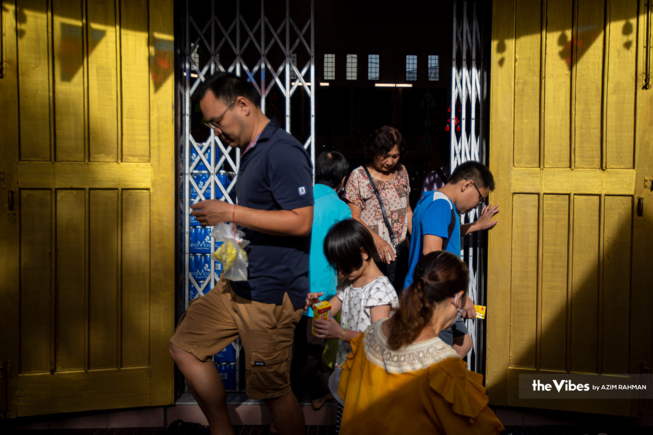 Devotees cool off with packet drinks after their religious ceremonies. – AZIM RAHMAN/The Vibes pic, May 4, 2023