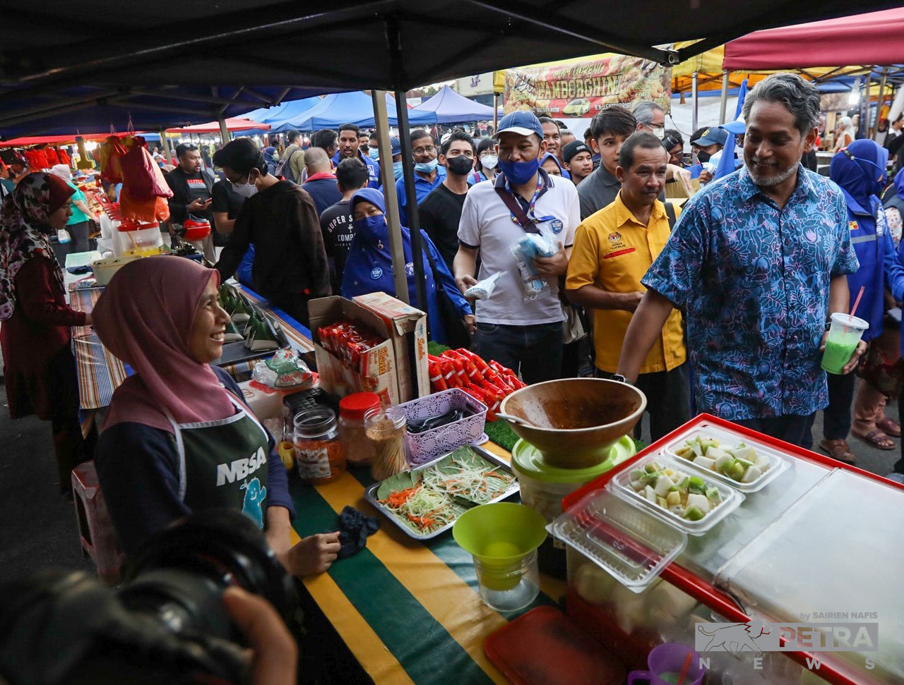 Barisan Nasional candidate for Sg Buloh, Khairy Jamaluddin, talks to a trader at the Pasar Seni Tani in Kg Melayu Subang. – SAIRIEN NAFIS/The Vibes pic, November 13, 2022