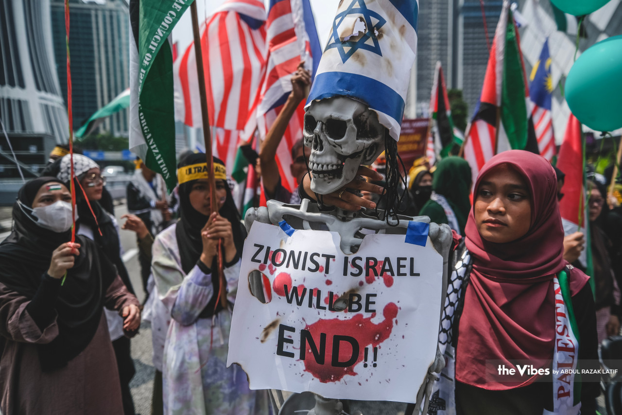 Demonstrators bring along props as a display of their opinions and feelings towards Israel. – ABDUL RAZAK LATIF/The Vibes pic, April 15, 2023