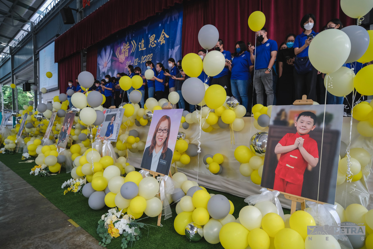 Balloons surround the portraits of those from SJK(C) Mun Choong who died in the landslide. The balloons were later released to the sky. – ABDUL RAZAK LATIF/The Vibes pic, December 31, 2022