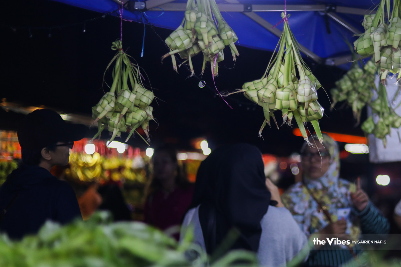 Coconut leaves woven into ketupat, ready to be used, are seen sold at Chow Kit Market. – SAIRIEN NAFIS/The Vibes pic, April 20, 2023