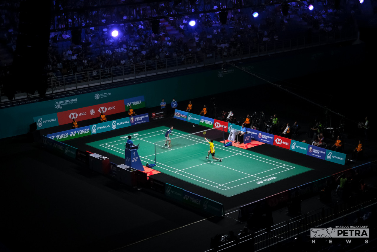 Japan’s men’s singles player Kodai Naraoka defeats Thai’s Kunlavut Vitidsarn, 21-17, 19-21, 21-17 at the 2023 Malaysia Open semifinal. – ABDUL RAZAK LATIF/The Vibes pic, January 18, 2023.