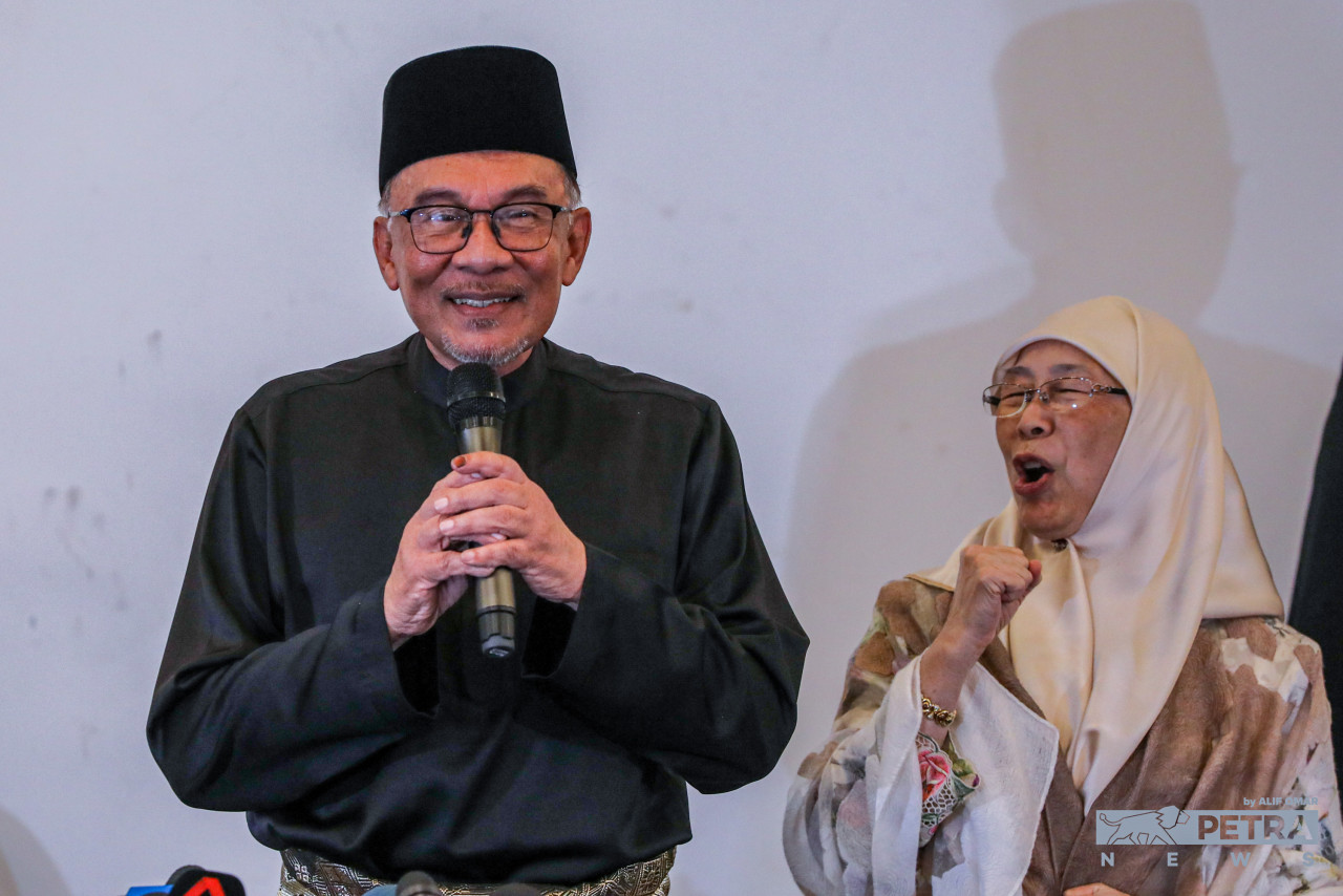Datuk Seri Dr Wan Azizah Wan Ismail laughs as her husband Datuk Seri Anwar Ibrahim speaks to the press at his first press conference as prime minister at Sg Long Golf and Country Club in Kajang, Selangor on Thursday. Among the first matters Anwar will have to consider is appointing a cabinet that would please all quarters in his unity government. – ALIF OMAR/The Vibes pic, November 26, 2022