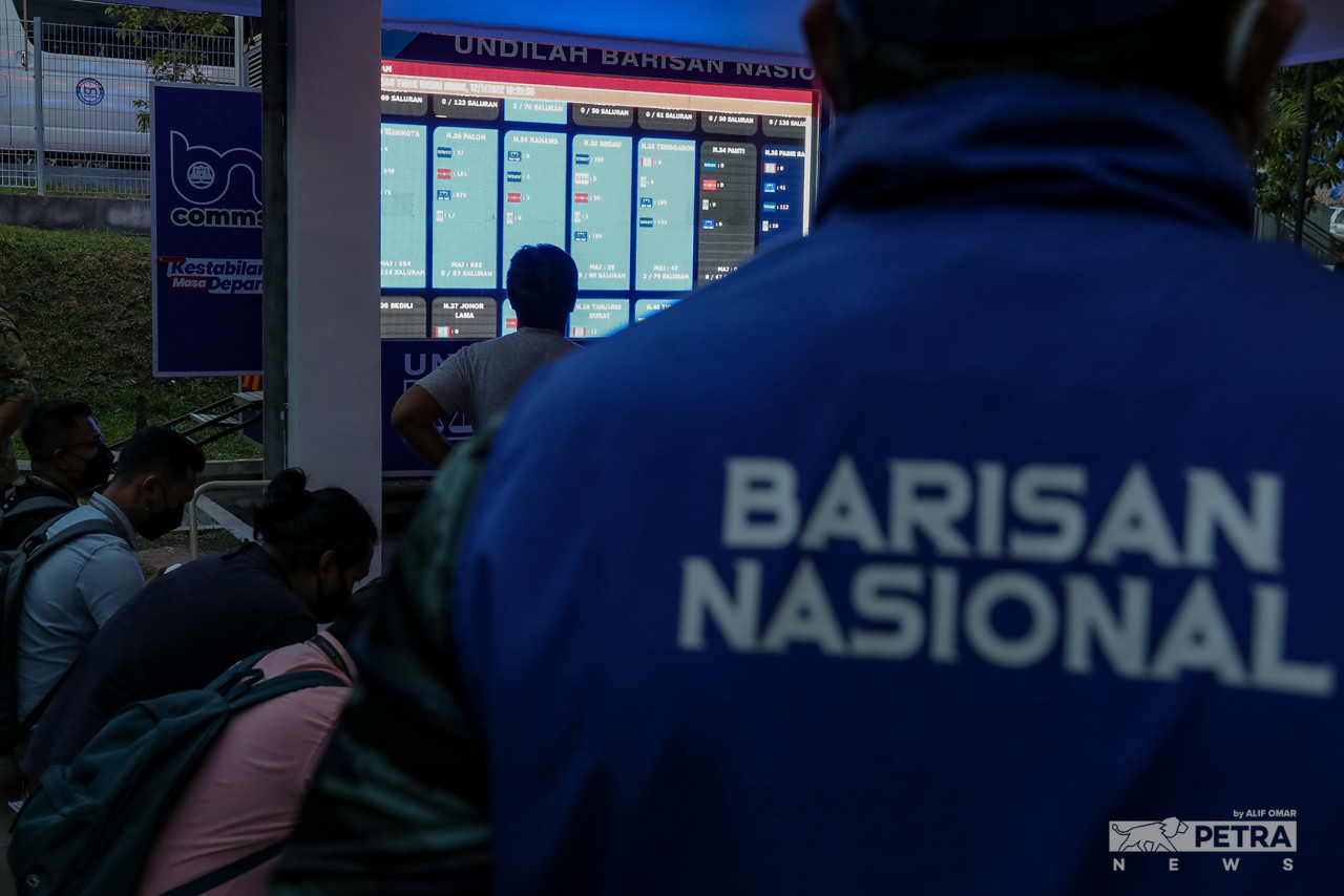 BN Comms view live vote count in Johor. – ALIF OMAR/The Vibes pic, March 12, 2022